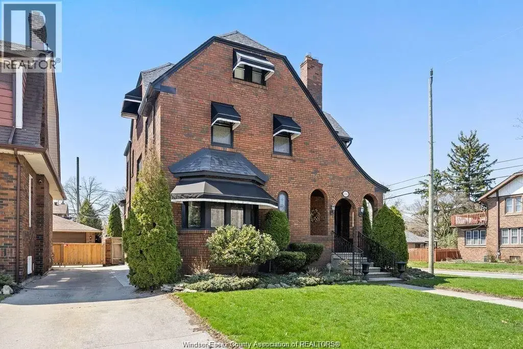 2203 Victoria, Windsor